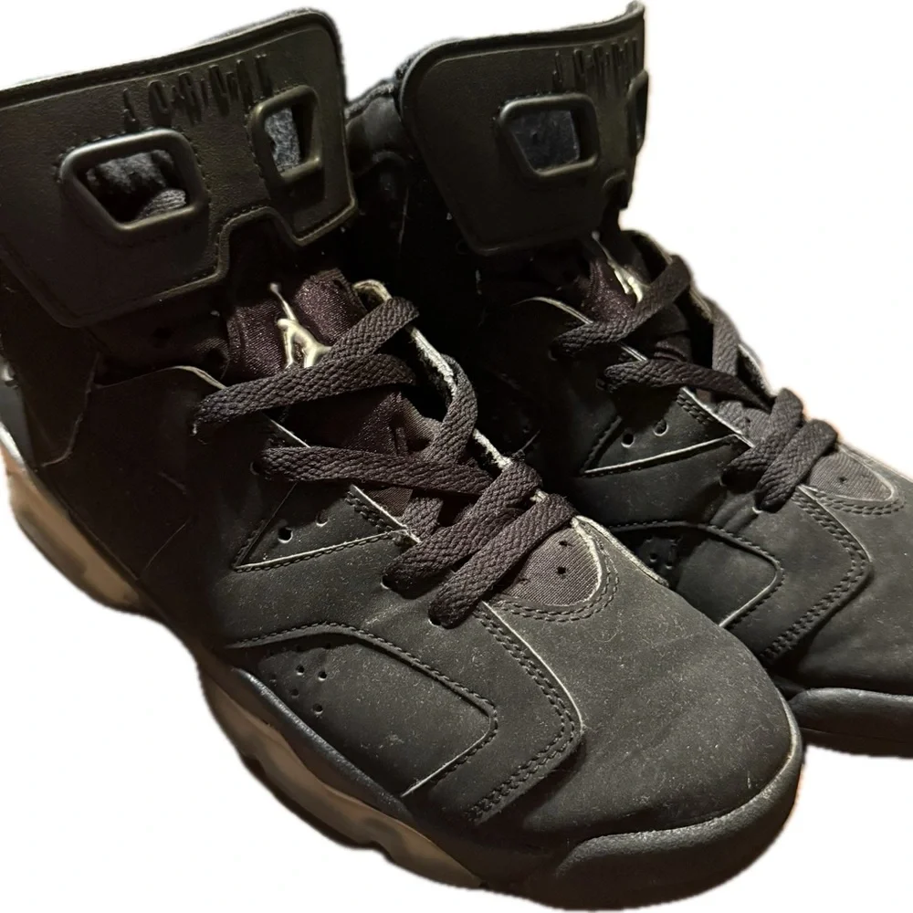 Jordan retro Black High-Top Sneakers - Picture 1 of 4